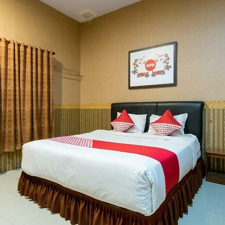 Oyo 741 Hotel Labuhan Raya Медан Экстерьер фото