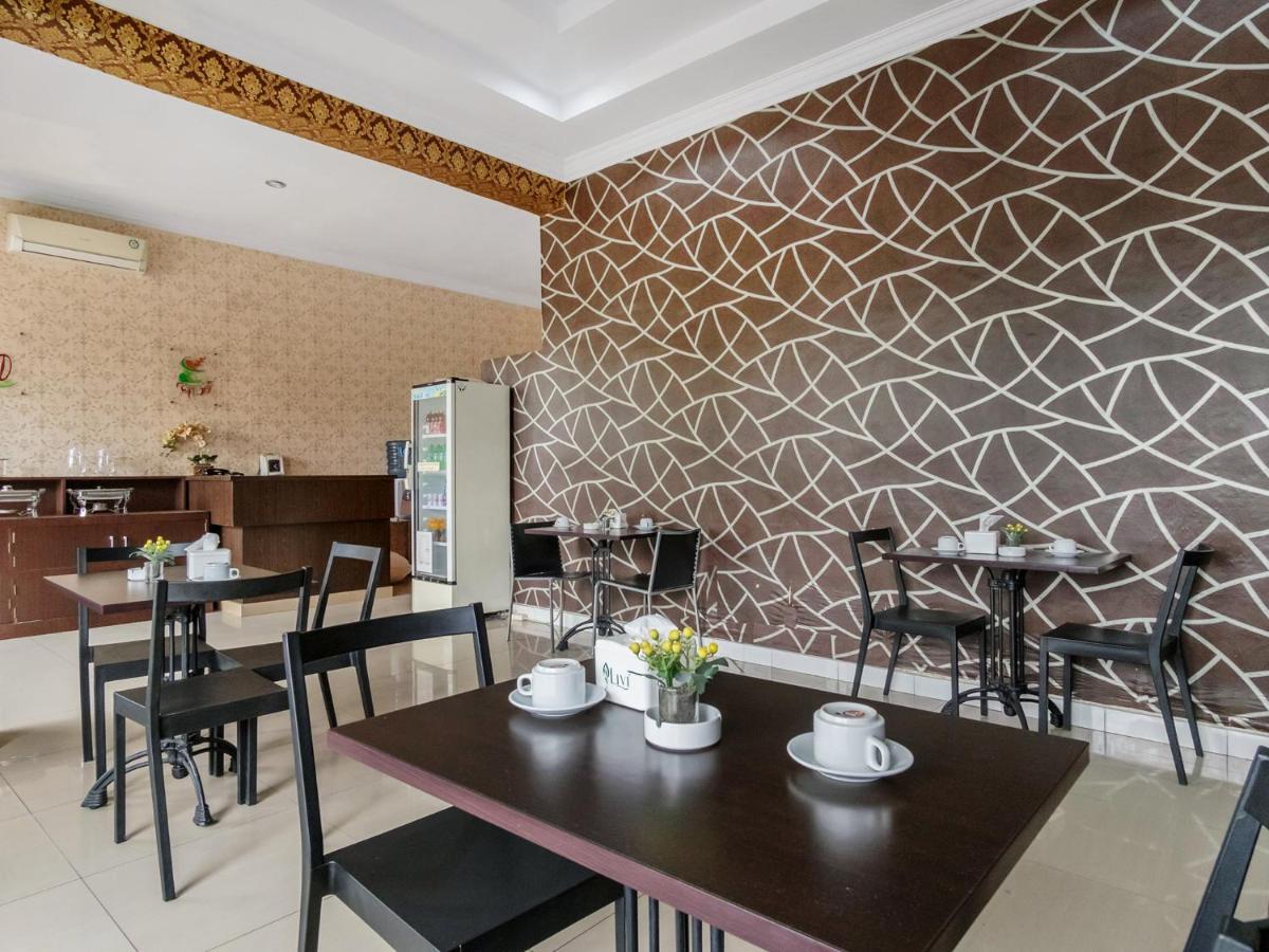 Oyo 741 Hotel Labuhan Raya Медан Экстерьер фото