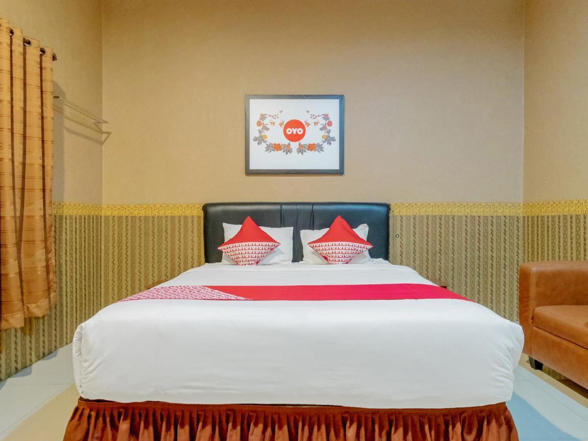 Oyo 741 Hotel Labuhan Raya Медан Экстерьер фото