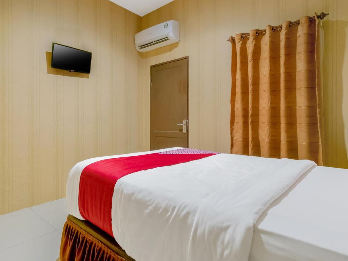 Oyo 741 Hotel Labuhan Raya Медан Экстерьер фото
