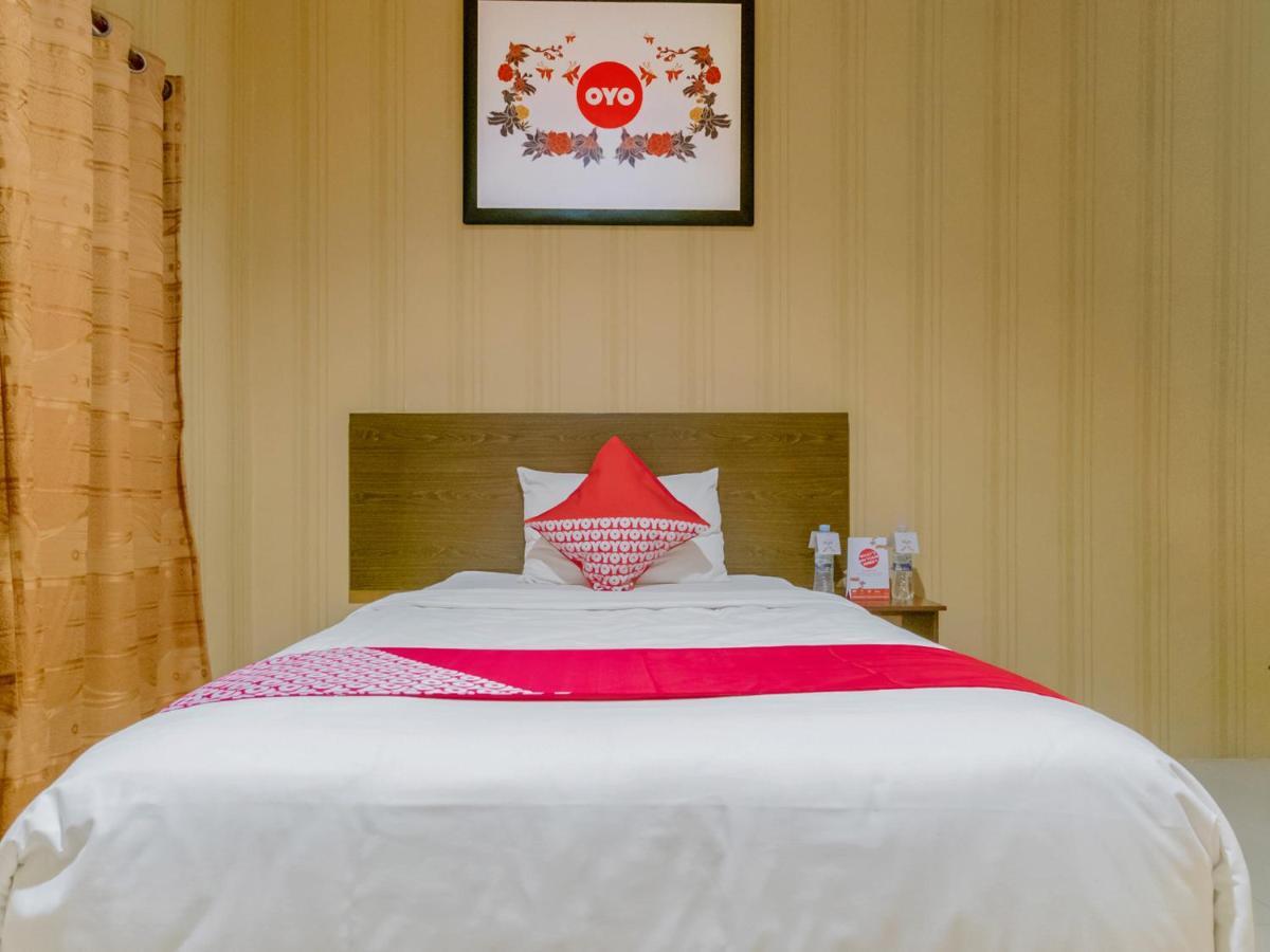 Oyo 741 Hotel Labuhan Raya Медан Экстерьер фото