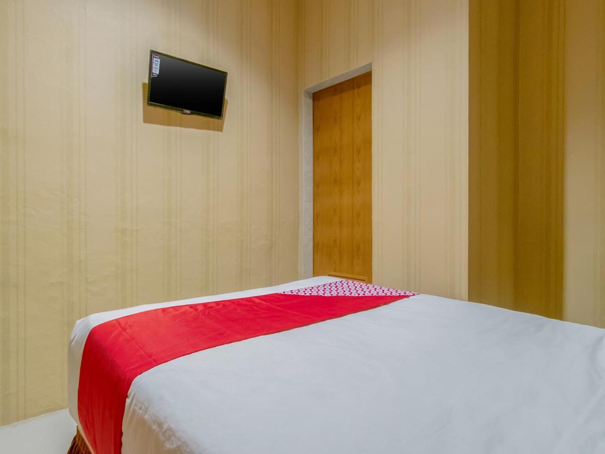 Oyo 741 Hotel Labuhan Raya Медан Экстерьер фото