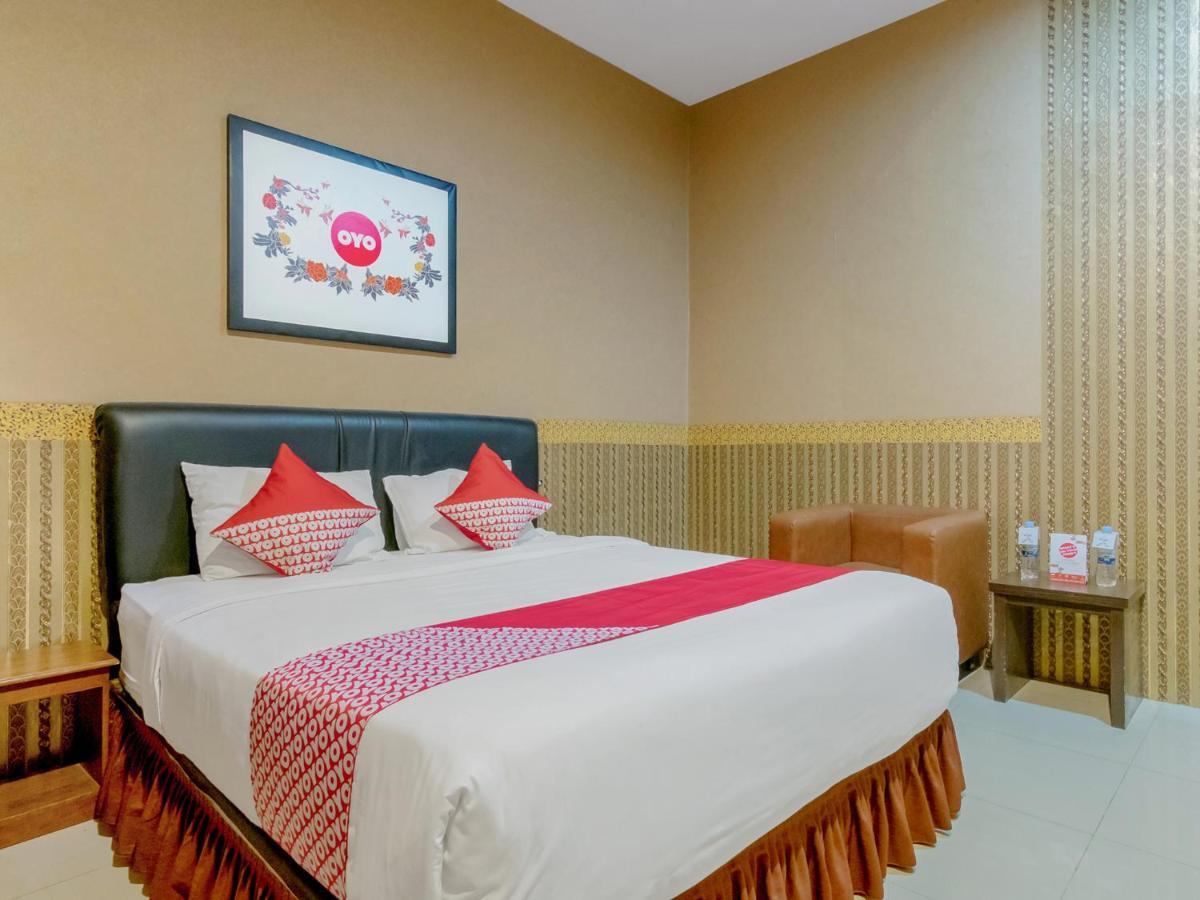 Oyo 741 Hotel Labuhan Raya Медан Экстерьер фото