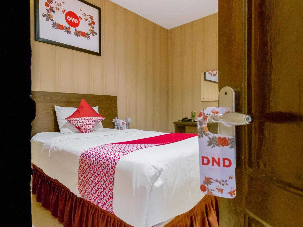 Oyo 741 Hotel Labuhan Raya Медан Экстерьер фото