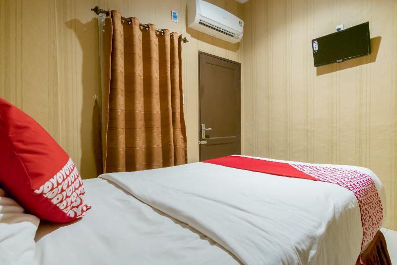 Oyo 741 Hotel Labuhan Raya Медан Экстерьер фото